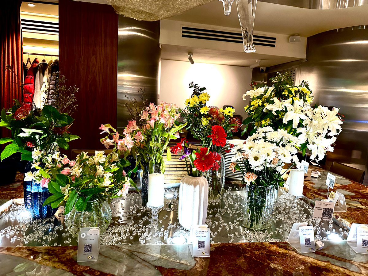 Такая композиция сразу у входа. Фотография моя.