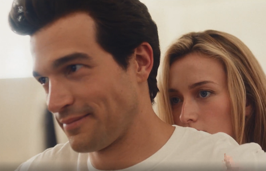 Кадр из трейлера первого сезона сериала «История любви» (Love Story). В ролях: Сара Пиджон (Кэролин Бессетт) и Пол Энтони Келли (Джон Кеннеди-младший). Режиссер: Макс Уинклер. Продюсер: Райан Мёрфи. Производство: 20th Television / FX Productions, 2026.