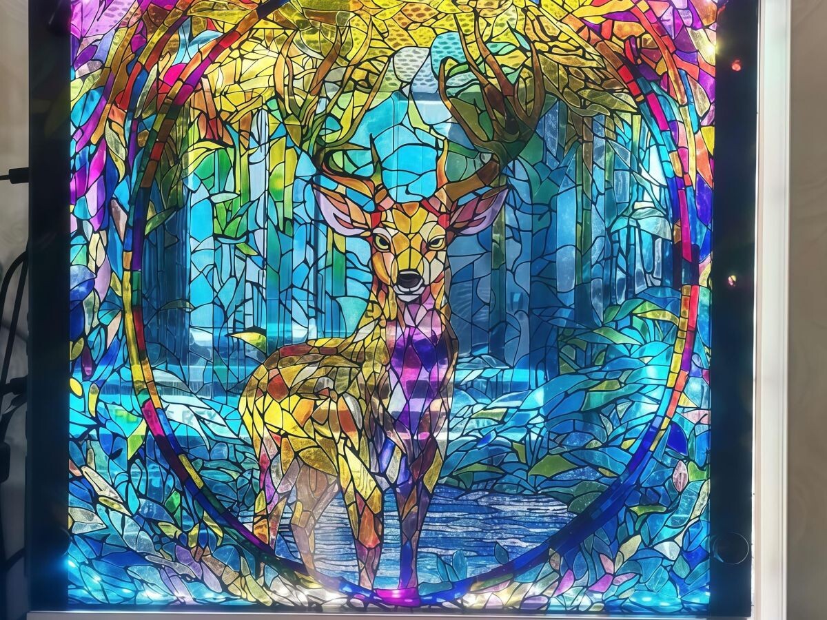    Девушка-геймер создала витраж на корпусе ПК. На это ушло два месяца