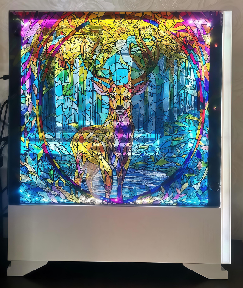    Девушка-геймер создала витраж на корпусе ПК. На это ушло два месяца