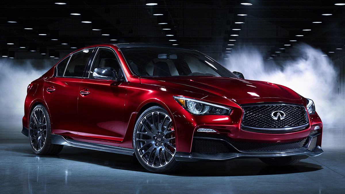 Кузов Infiniti Q50 Eau Rouge был выкрашен в эксклюзивный четырехслойный красный металлик, который на свету казался ярко-алым, а в тени - темно-бордовым