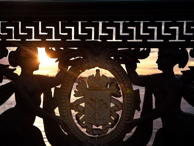     Первоначальный вариант представлял собой красный щит с золотым императорским скипетром и двумя крестообразно расположенными якорями. Фото: пресс-служба СПб ГБУ «Мостотрест»