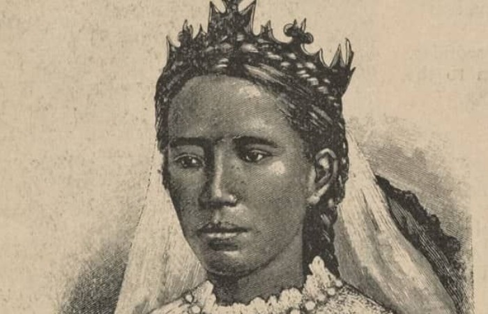 Попала на трон случайно.