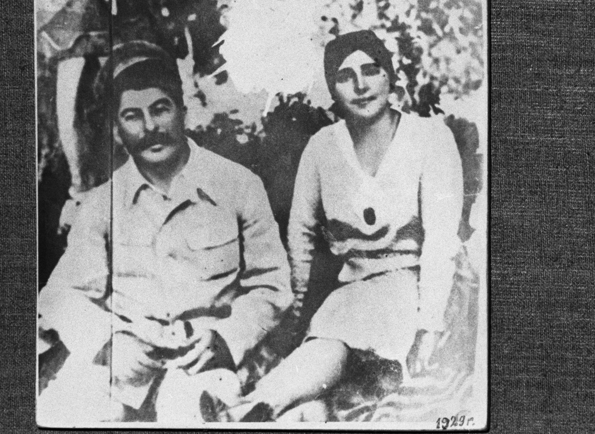     Иосиф Сталин с женой Надеждой Аллилуевой / РИА Новости / Галина Кмит