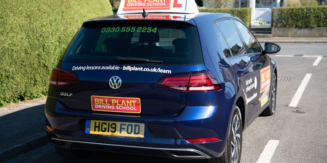 Обучаю ребёнка вождению в Англии.