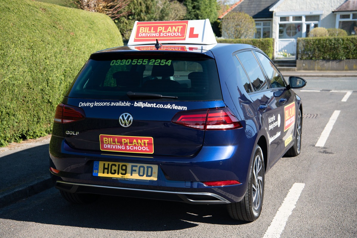 Машина для обучения с педалями принадлежит профессиональному водителю. Фотография из открытого источника. 