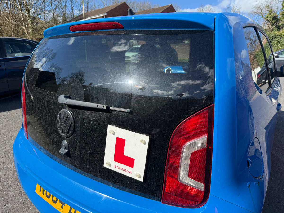 Наклейка с буквой "L" на машине обязательна. Она означает, что ученик за рулём. Фотография отличного архива