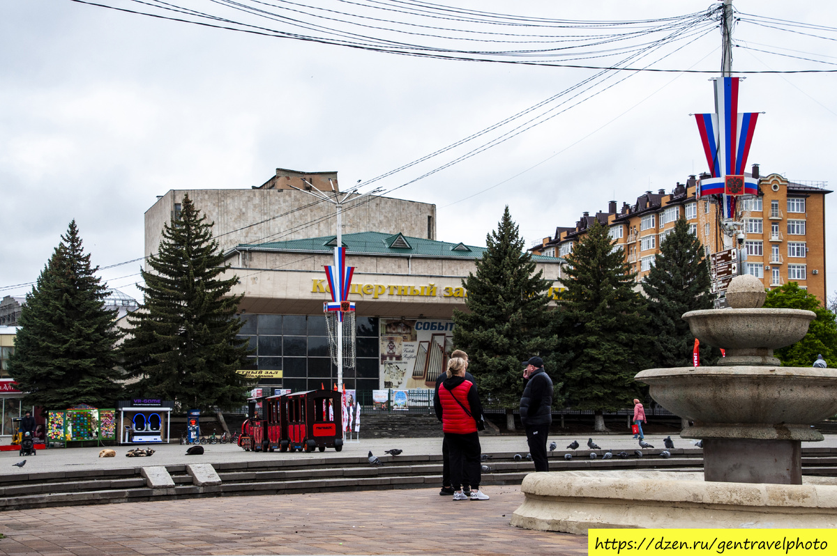 Строительство концертного зала имени Фёдора Шаляпина было начато в 1979 году, по проекту архитекторов В. Турчанинов и И. Озерецковская. Открытие состоялось 6 декабря 1980 года. Изначально зал назывался «Гастрольный театр» и предназначался для проведения концертов и спектаклей приезжих знаменитостей. 23 июня 2003 года зал переименовали в Концертный зал им. Ф.И. Шаляпина — в год 130-летия со дня рождения певца. В здании два зала: большой  и малый. Интерьер выполнен в светлых оттенках, стены украшены мозаикой. Из холла ведёт просторная лестница, с потолков свисают огромные люстры из художественного стекла, в холле установлен орган фирмы Walker.