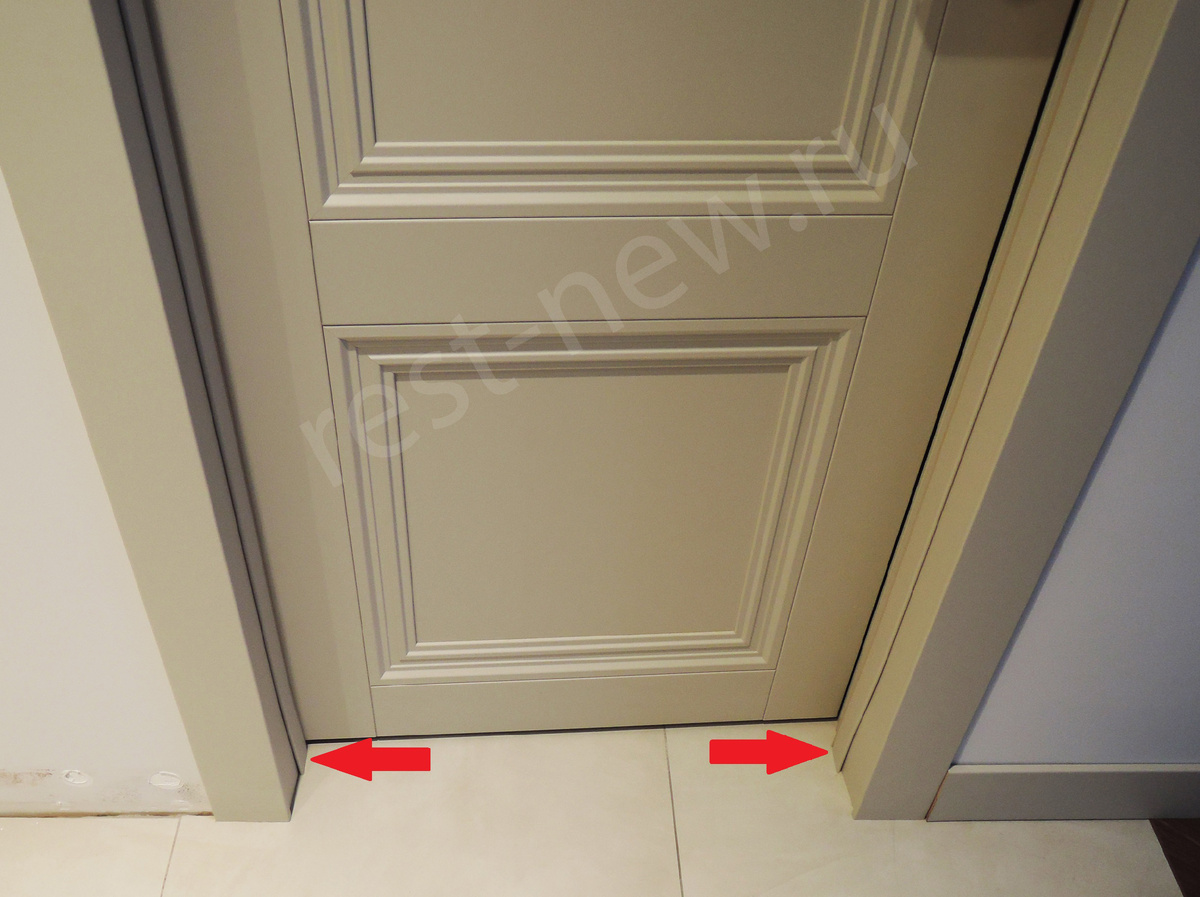 Стрелки указывают на разбухшие основания дверных коробок