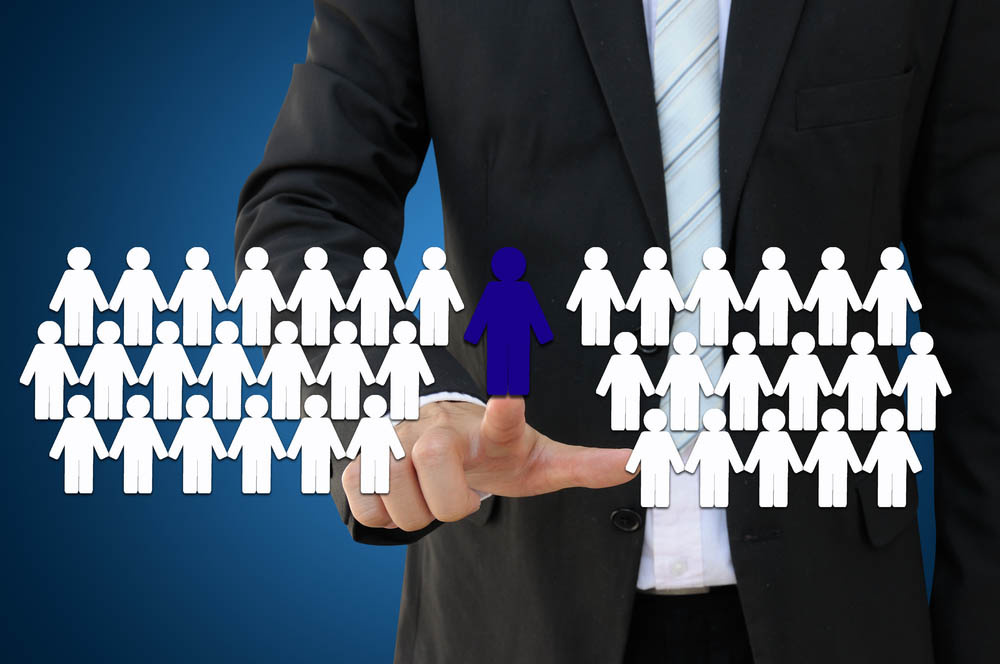 Зарплаты в экономике распределяются не симметрично. 