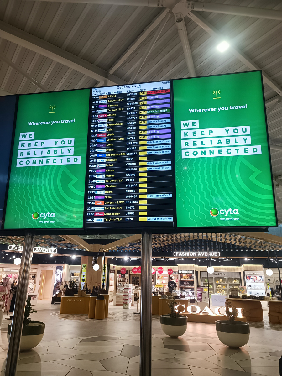 Видите, даже здесь знаки. COACH надпись видите? 