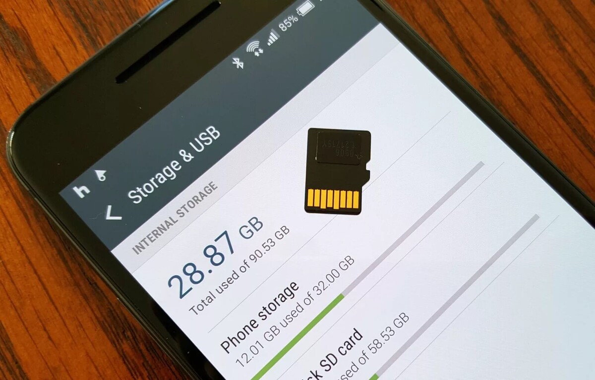    Карта памяти помогает расширить хранилище, не прибегая к удалению файлов. Но она намного медленнее встроенного хранилища и смартфон может начать тормозить.