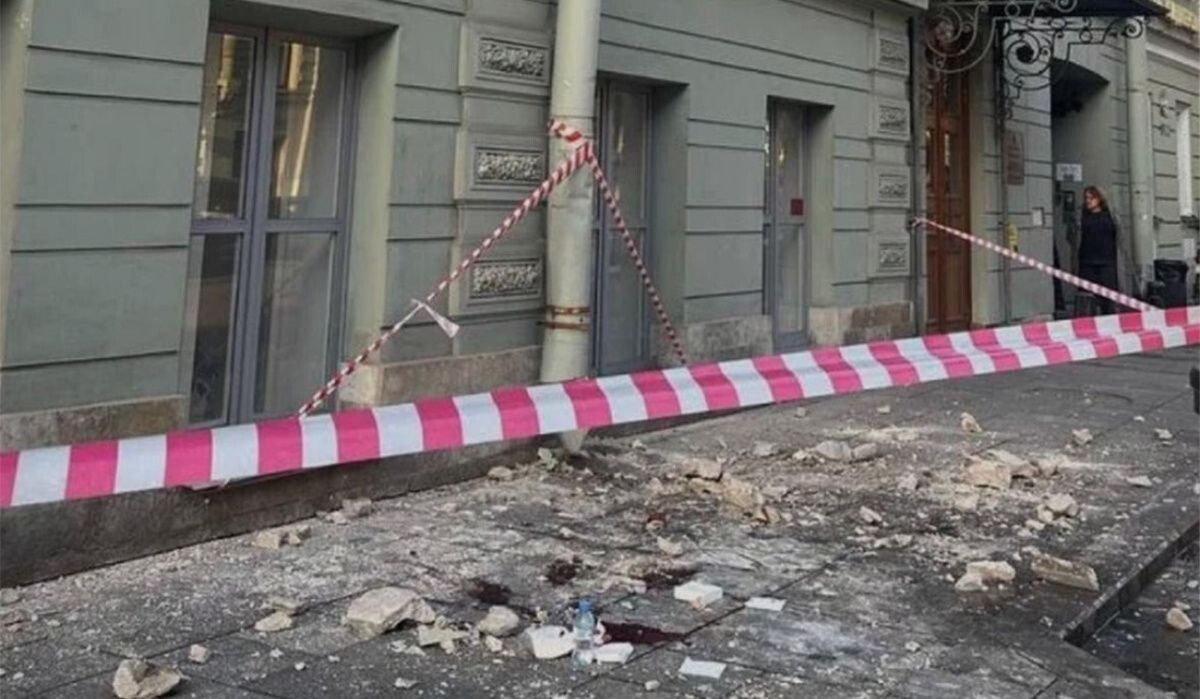     Место падения штукатурки. Источник: rbc.ru Автор фото: Государственная жилищная инспекция СПб / VK