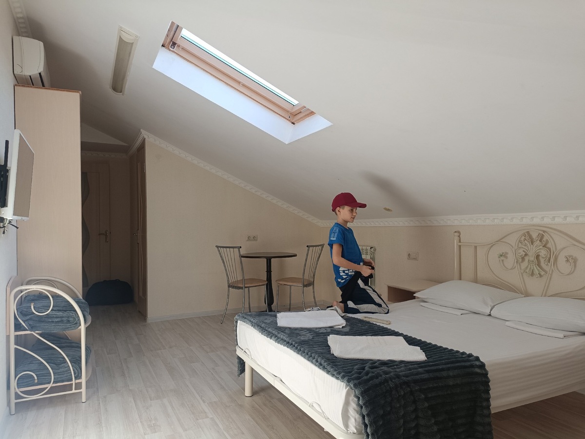 В каждой спальне удобные двуспальные кровати, хорошие матрасы, чистое  бельё