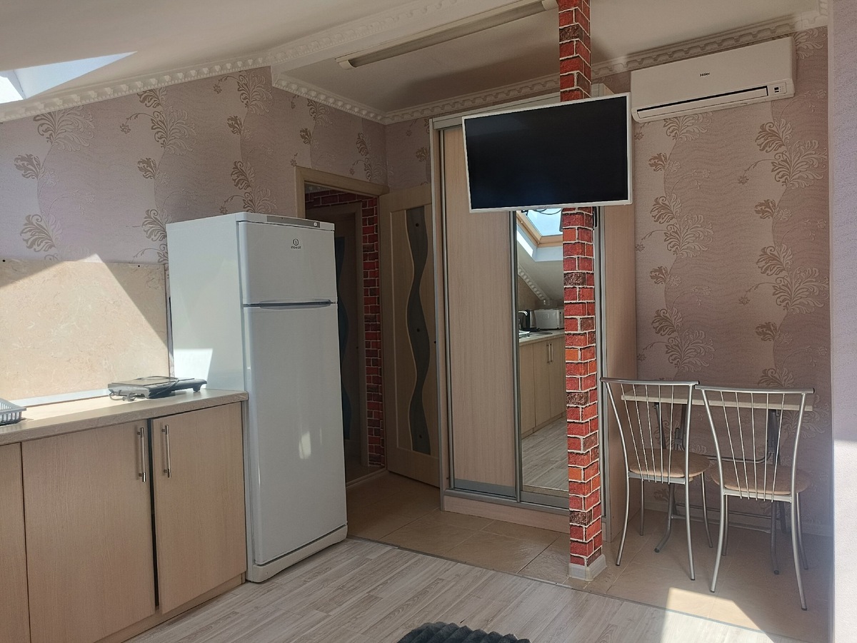 В каждой комнате — кондиционеры и телевизор