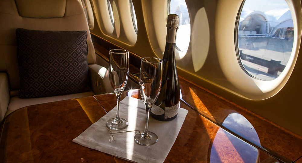 Два бокала вина в самолёте — это не два бокала вина