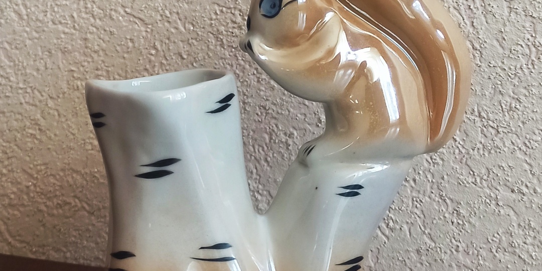 Белка на пеньке. Фарфор.