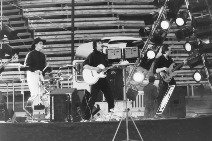 Выступление Виктора Цоя на стадионе "Труд" в Иркутске 27 мая 1990 г. Фото К. Куликова.