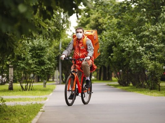    Курьер сервиса доставки «Около» //Фото: Яндекс.Дзен