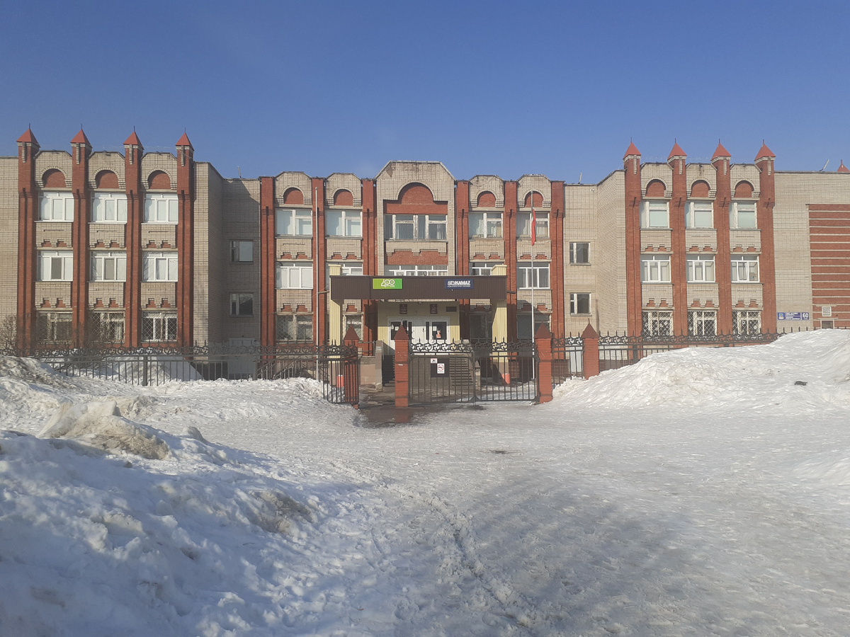 Одна из охраняемых школ. Фото автора.
