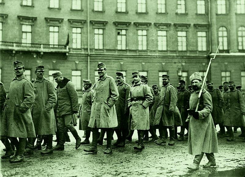 Австрийские военнопленные в Петрограде отправляются в лагеря в 1916.