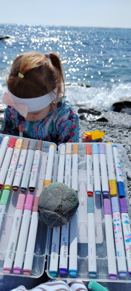 Настя тоже увлеклась.              Горизонт немного завален. И, конечно же, всё без фильтров. Пока Лёва спит не так много времени у мамы, чтобы в блогера поиграть 🤭 