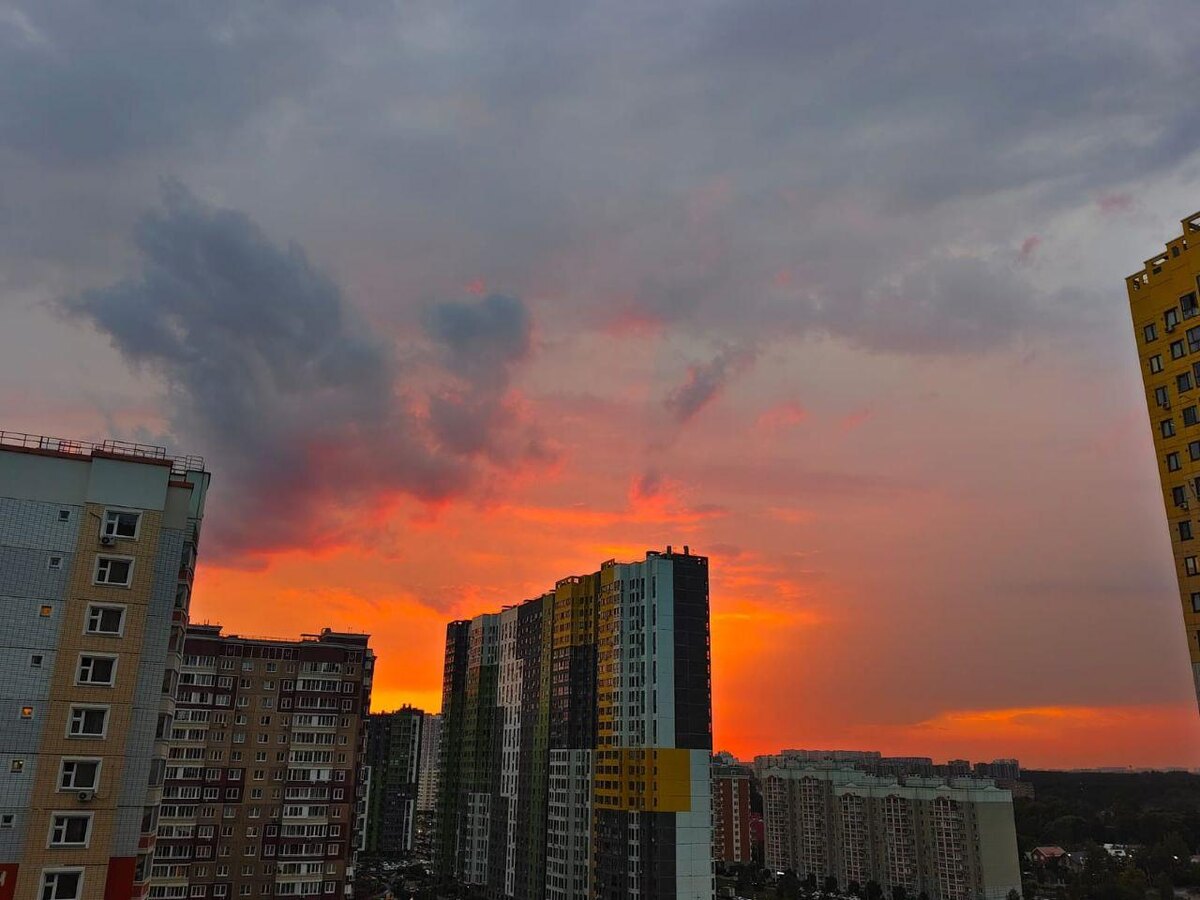 Закат над рабочем посёлком Дрожжино. Фото из открытых источников. 