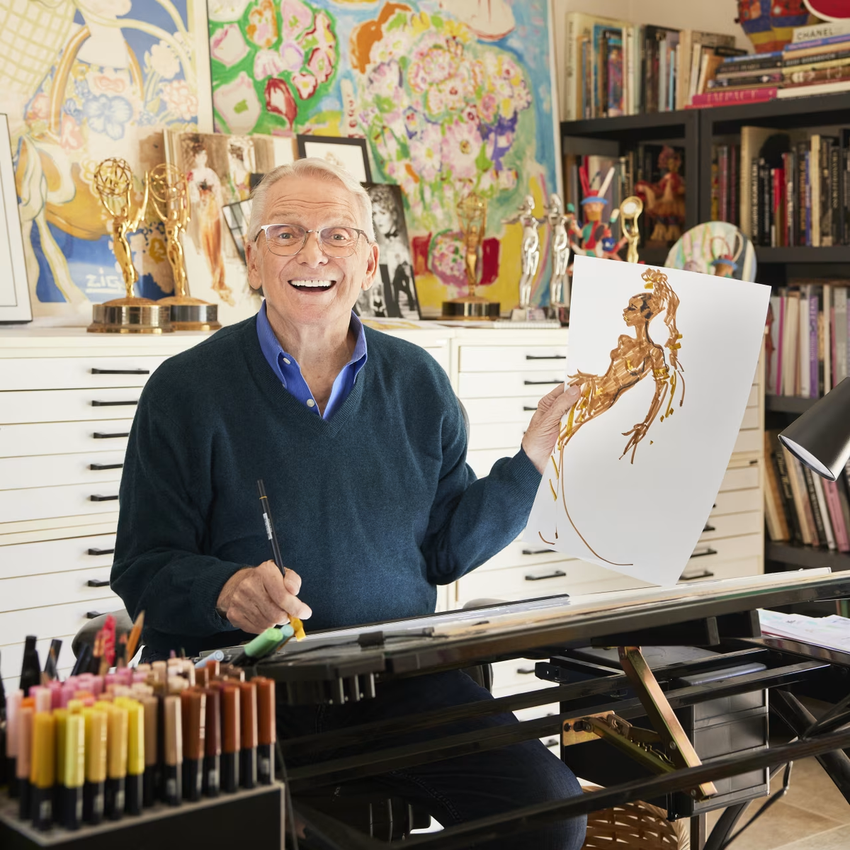 Bob Mackie at work, открыьые фотоисточники