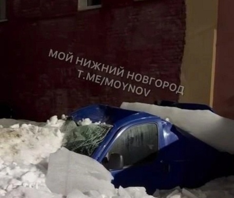 Глыба льда раздавила автомобиль у здания ГАИ в Нижнем Новгороде