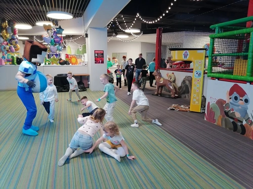 Тусят с аниматором 