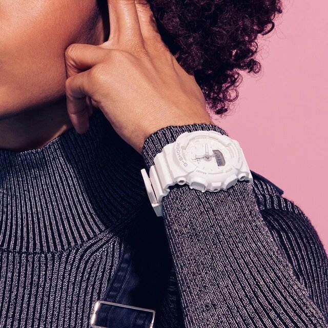 Часы оснащены шагомером и напоминают о необходимости совершать активные действия