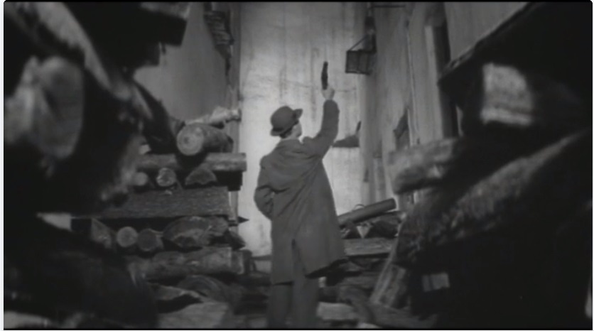 Мальчишки вот так засекли  у складов и задержали потом вражеского ракетчика (сигнальщика) в Ленинграде. 1941 Кадр из к/ф "Зелёные цепочки". 1970