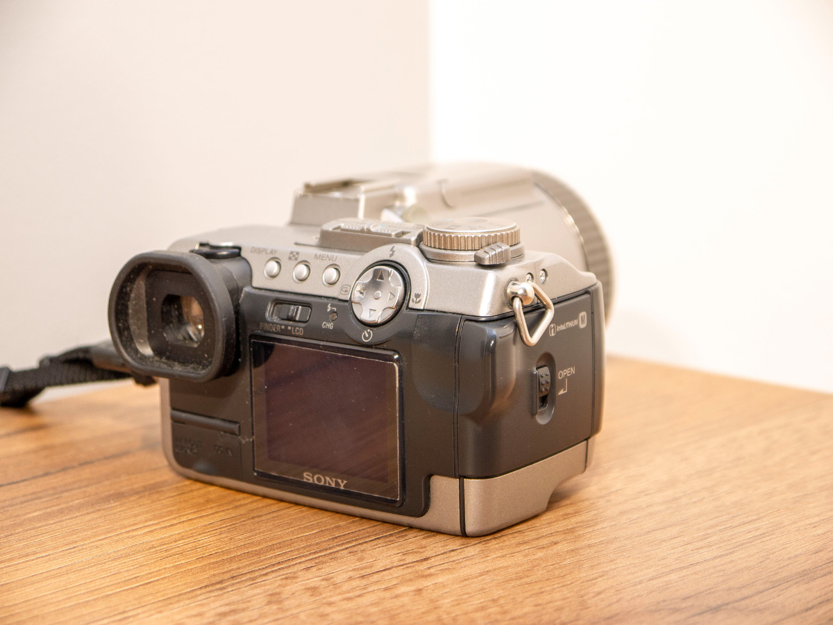 Sony Cyber-shot DSC-F707