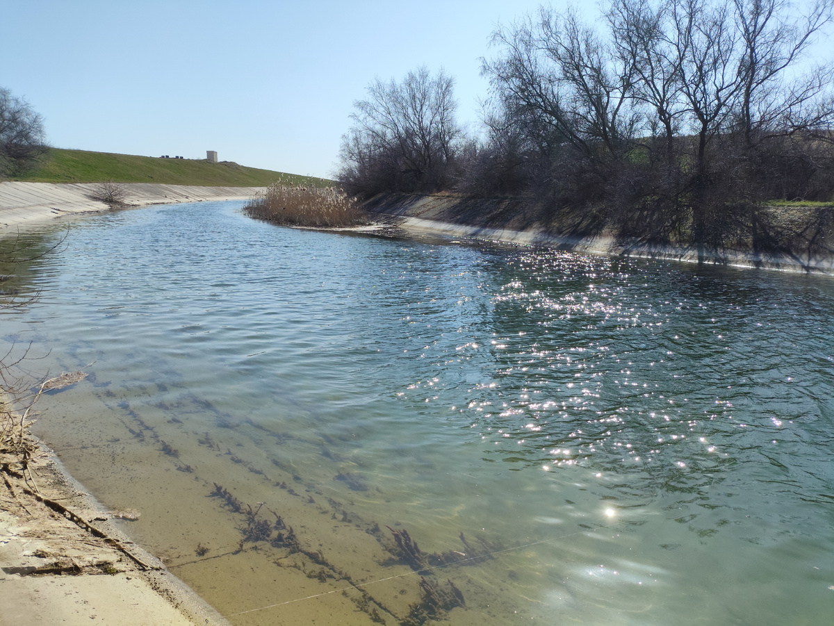 А еще на водной ряби солнце слепит...