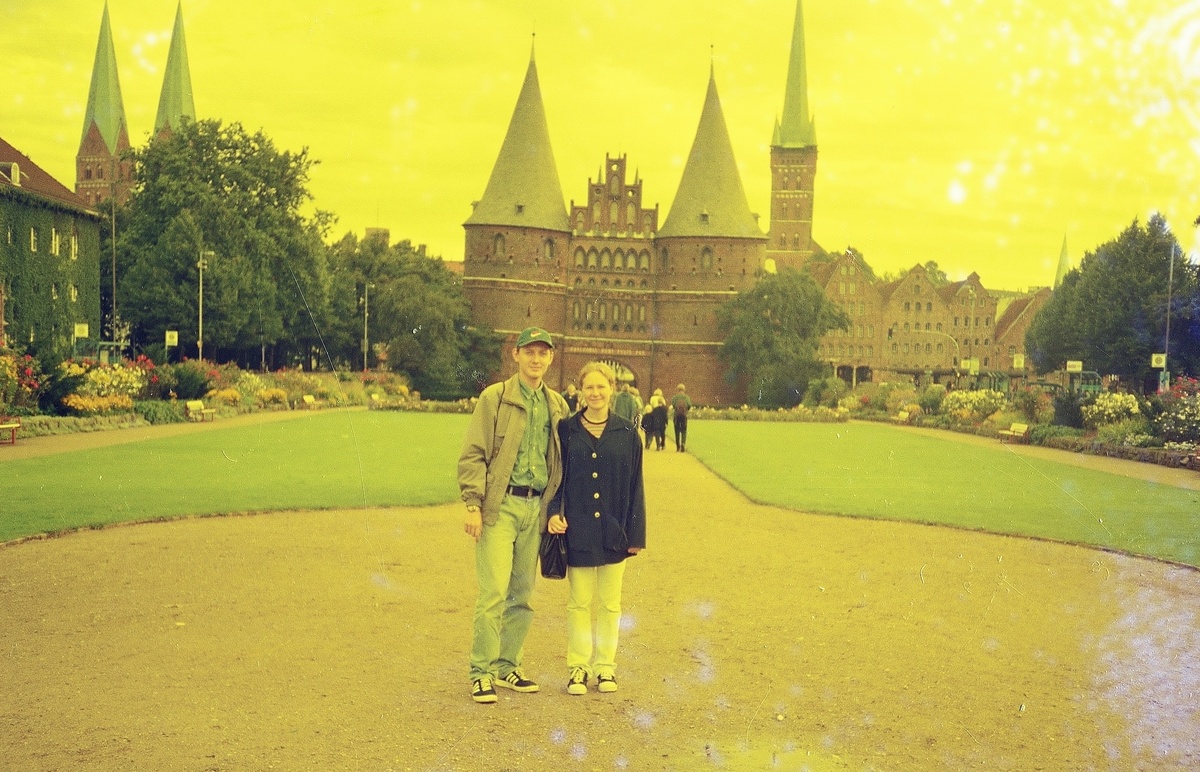 Автор и Юля на фоне символа города (Голштинские ворота)