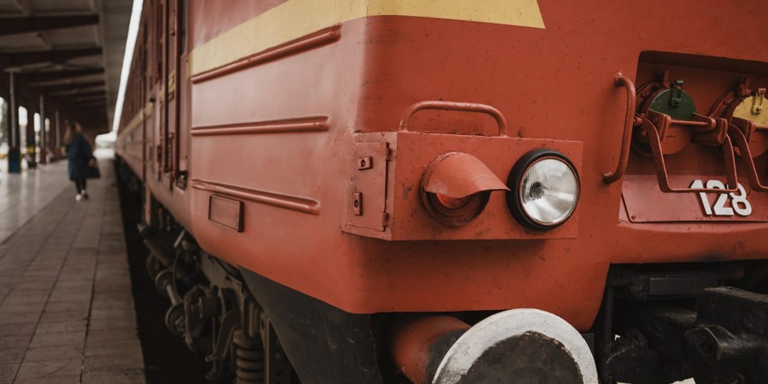 Поезд снёс легковушку на переезде в Воронежской области