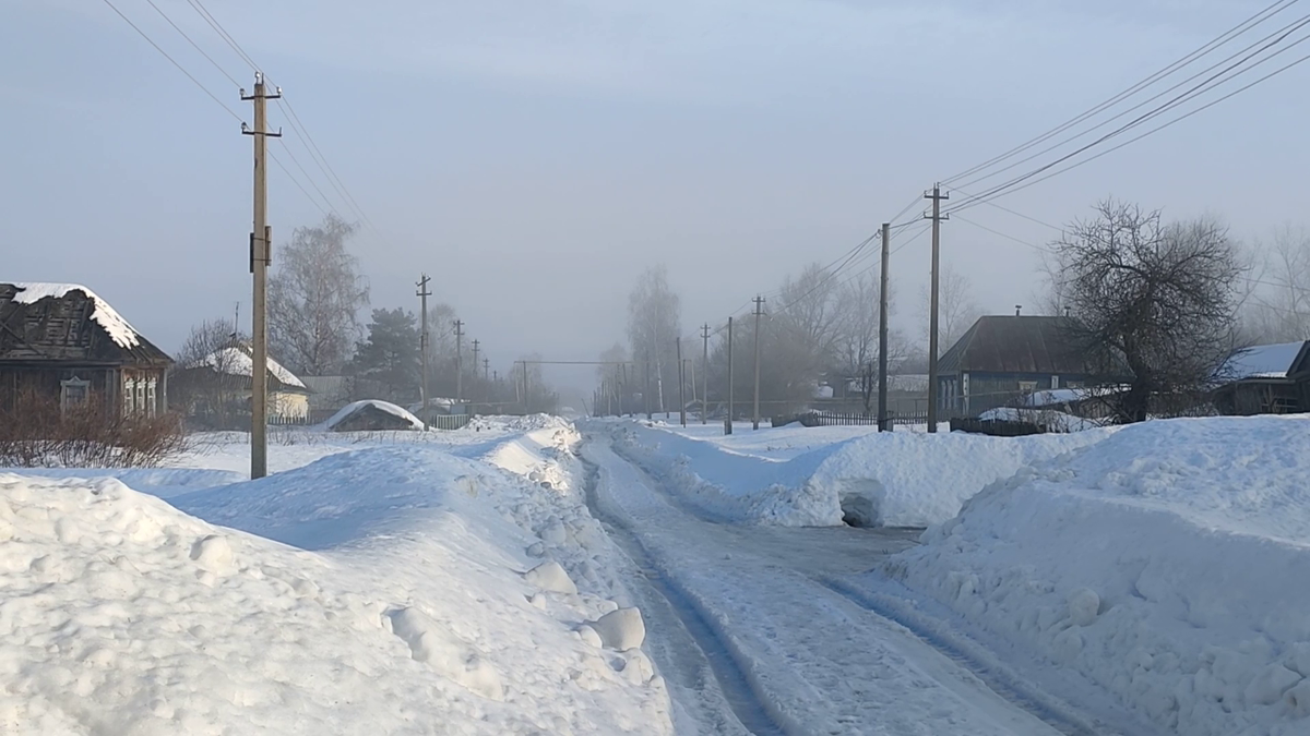 Улица в туманной дымке. 2 фото