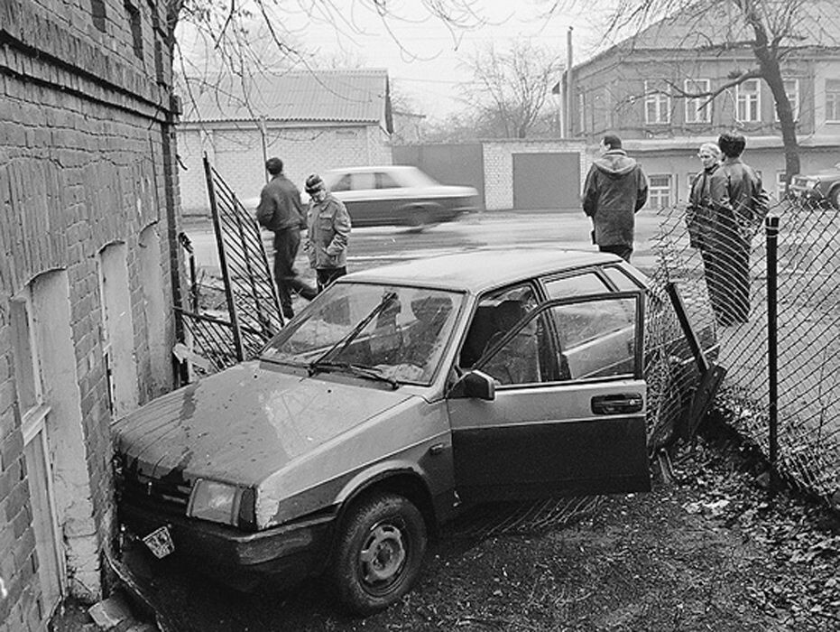 Машины врезались в исторический дом не менее 5 раз (4 января 2001 г.)  📷
