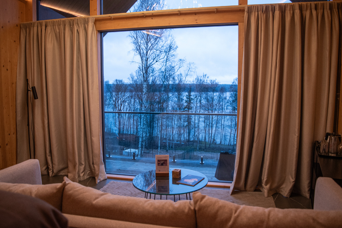 Тема отдыха в текущих обстоятельствах довольно щепетильна. Немлао тех, кто придержиавется мнения, что сейчас вообще не время для развлечений. Спорить с этим не буду! Но отмечу, что данная тема для меня - это больше про развитие индустрии, а не личное времяпровождения. Появление и развитие новых объектов и комплексов, аккумулирует вокруг себя множество рабочих мест и компетенций. На фото видовой домик курорта Марья, Ленинградская область. фото моё