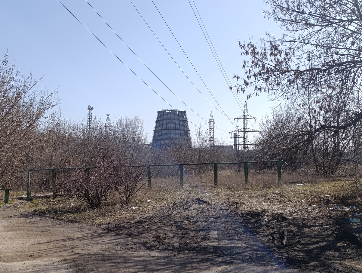 Вид на Донецкий Металлургический Завод от троллейбусной остановки. Тропинка ведёт к сероводородному источнику и одной из заводских проходных.