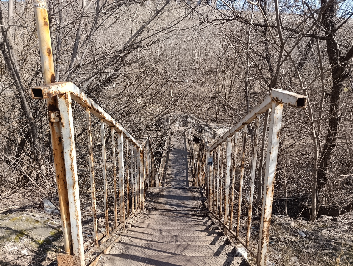 Пешеходный мост через реку Скоморошину (Бахмутку).