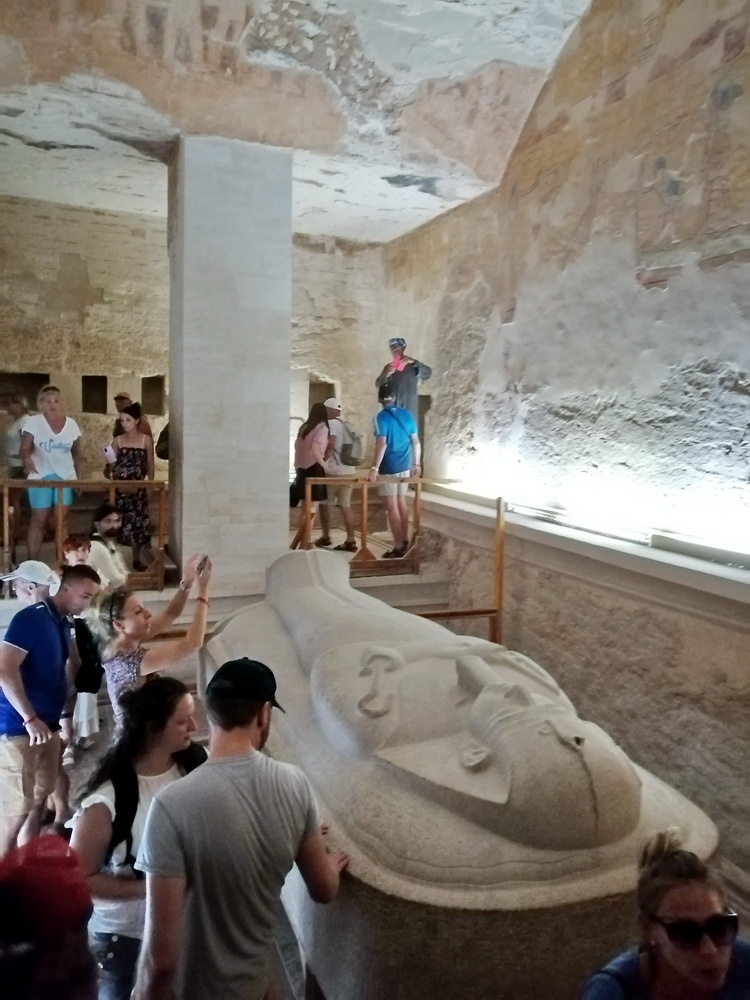 В гробнице Мернептаха.