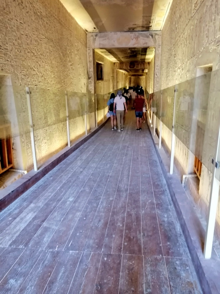 Спуск в одну из гробниц.