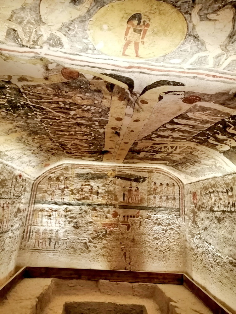 В одной из гробниц.