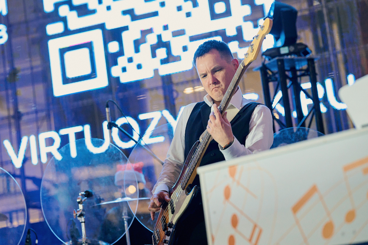 Новогодний концерт школы музыки "Виртуозы" в ТРЦ «Ривьера» - Роман Крылов, педагог по гитаре