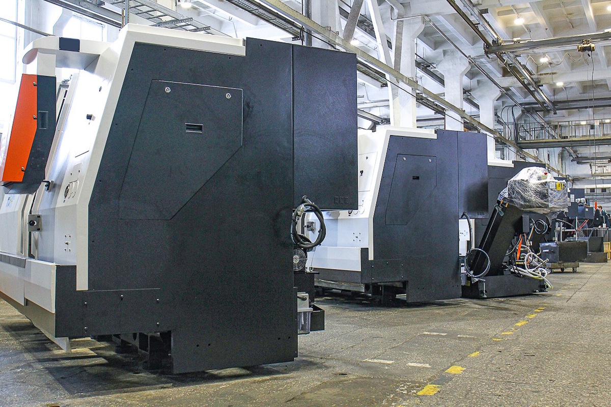    Кировский «Маяк» продолжит модернизацию станочного парка: ожидается, что более 400 единиц современной техники поступит на предприятие в течение 2026 года. Источник: официальный сайт ПАО «Кировский завод «МАЯК».