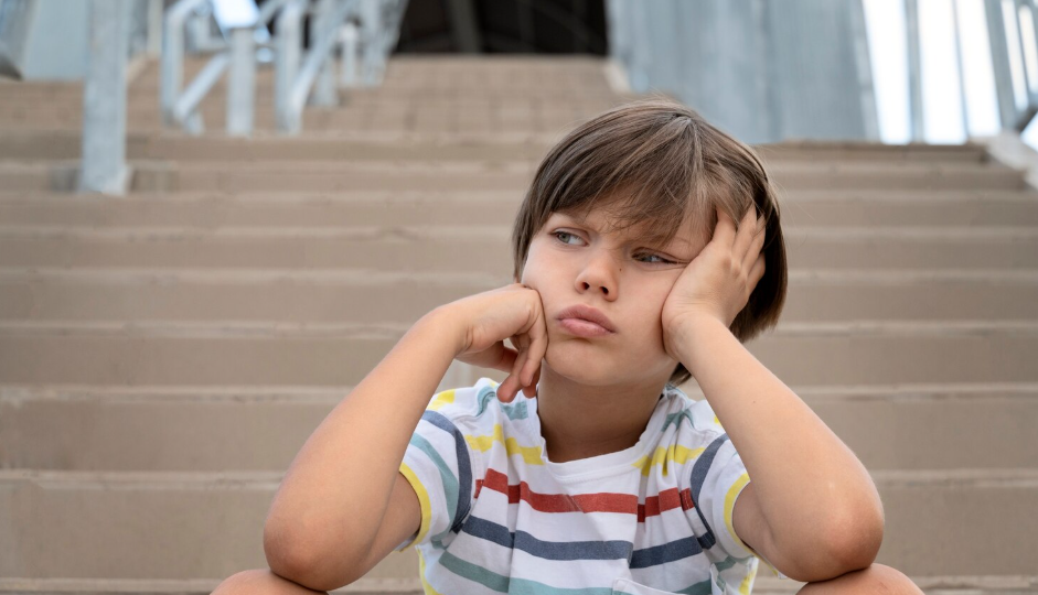 Соседский ребенок разбил окно машины: с кого взыскивать ущерб — с родителей или подростка