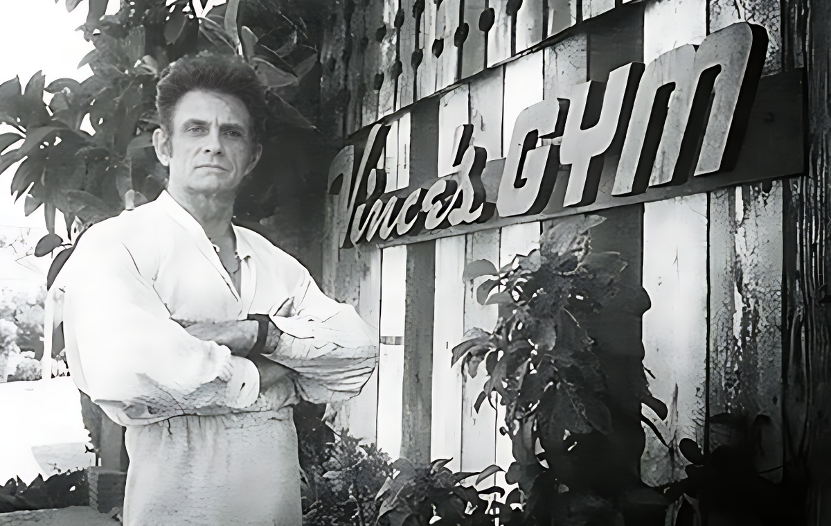 Винс Жиронда рядом со своим тренажерным залом.