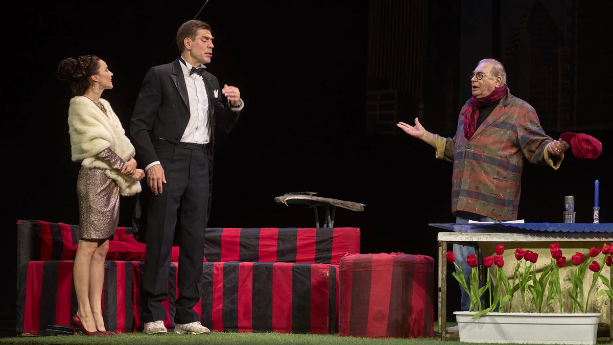 На фото спектакль "Свободная любовь" (источник: la-teatr.ru)