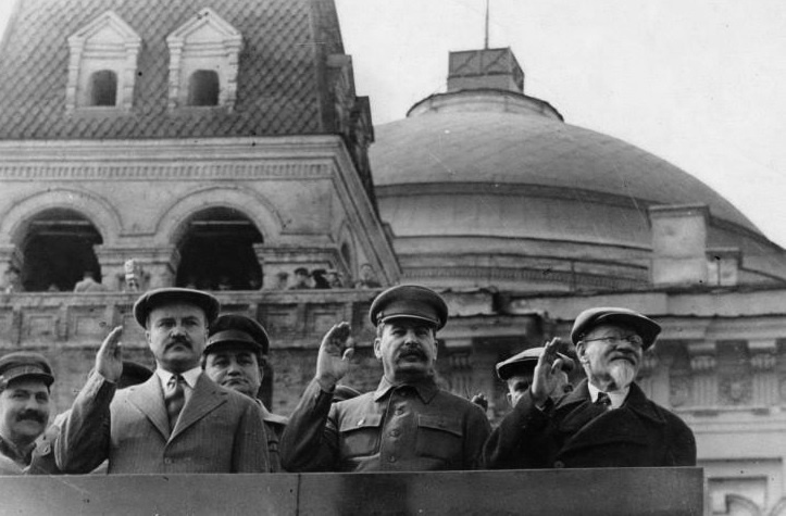 Вячеслав Михайлович Молотов, Иосиф Виссарионович Сталин и Михаил Иванович Калинин - люди, которые отвечали за индустриализацию в стране